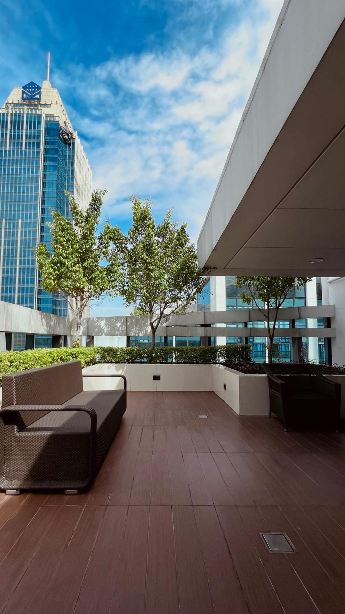La Palazzo - Across Uptown Mall & Grand Hyatt Bgc Тагиг Экстерьер фото